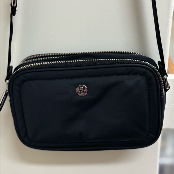 Lululemon Crossbody Camera bag 2L - Picture 2 of 12